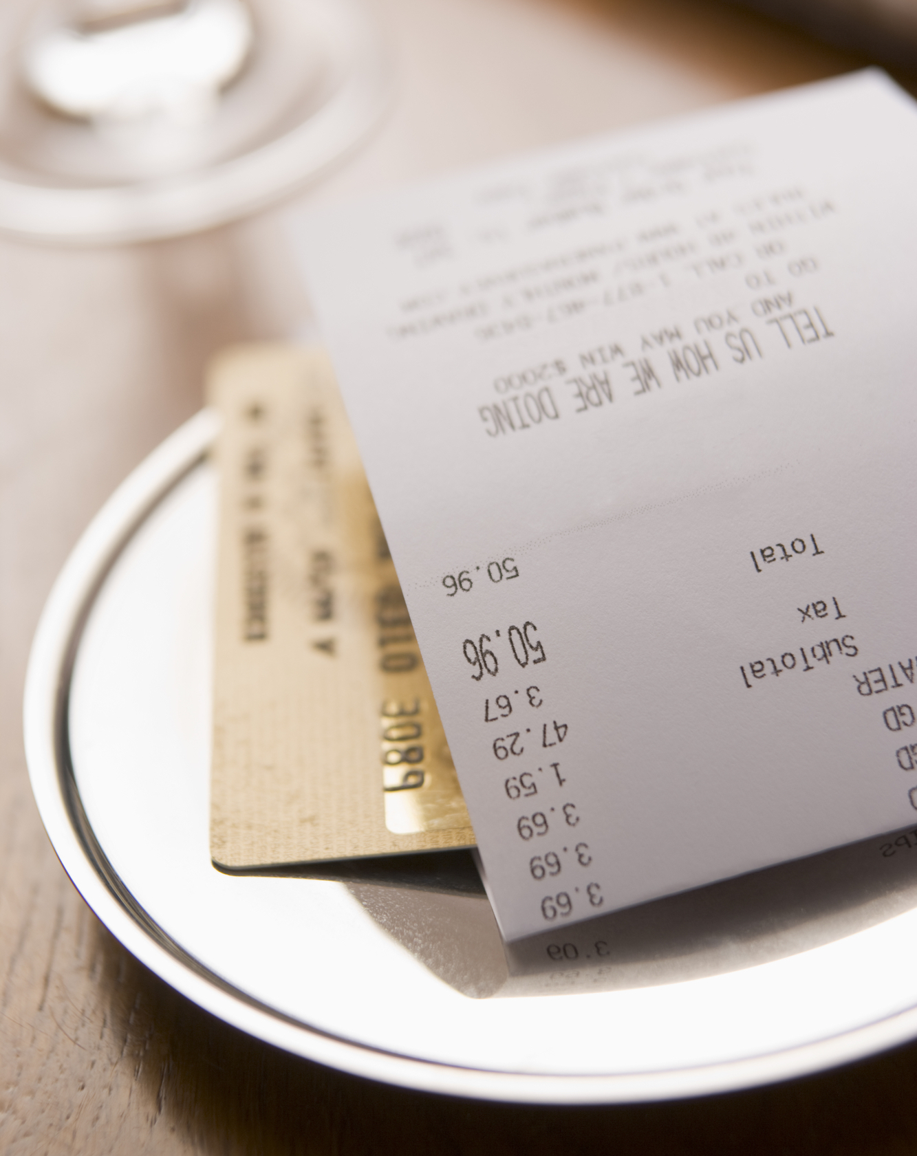 Ресторанный счет. Расплачиваются картой в кафе. Счет в ресторане. Оплата счета в ресторане.
