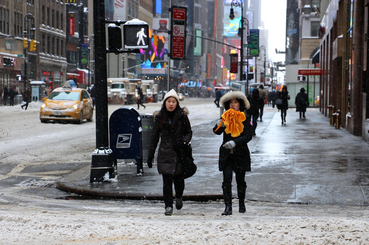 Люди на улицах города зимой
