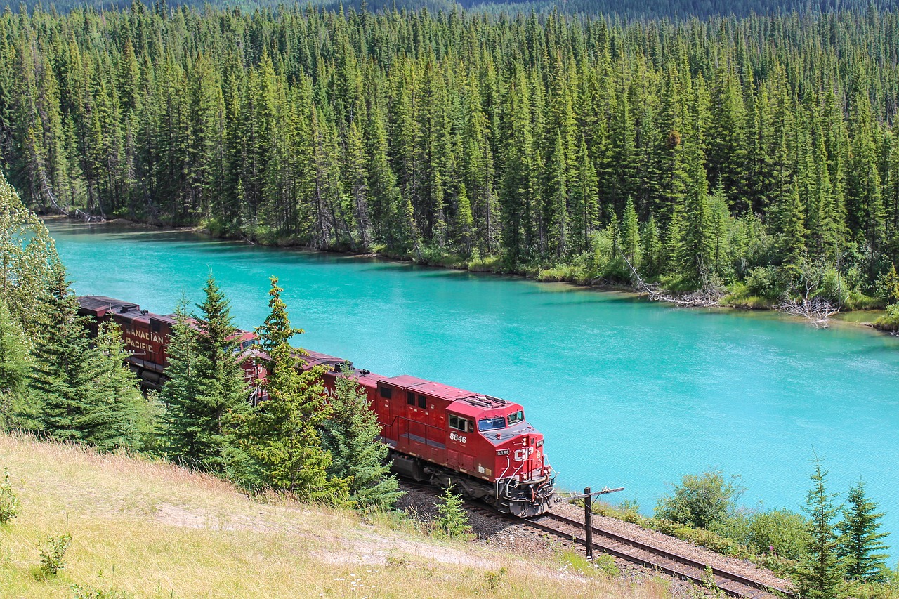 Единственная железная дорога. Поезда в Канаде. Поезд на озере.