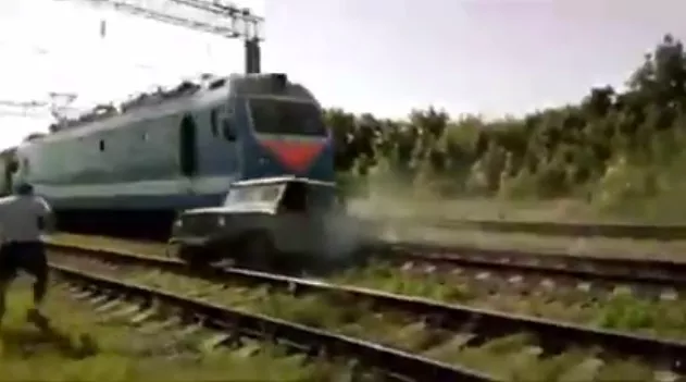 Поезд снес застрявший на рельсах автомобиль, водителю хватило секунды на спасение