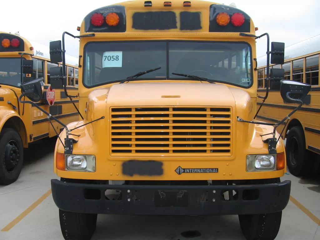 Американец сделал себе дом на колесах из школьного автобуса