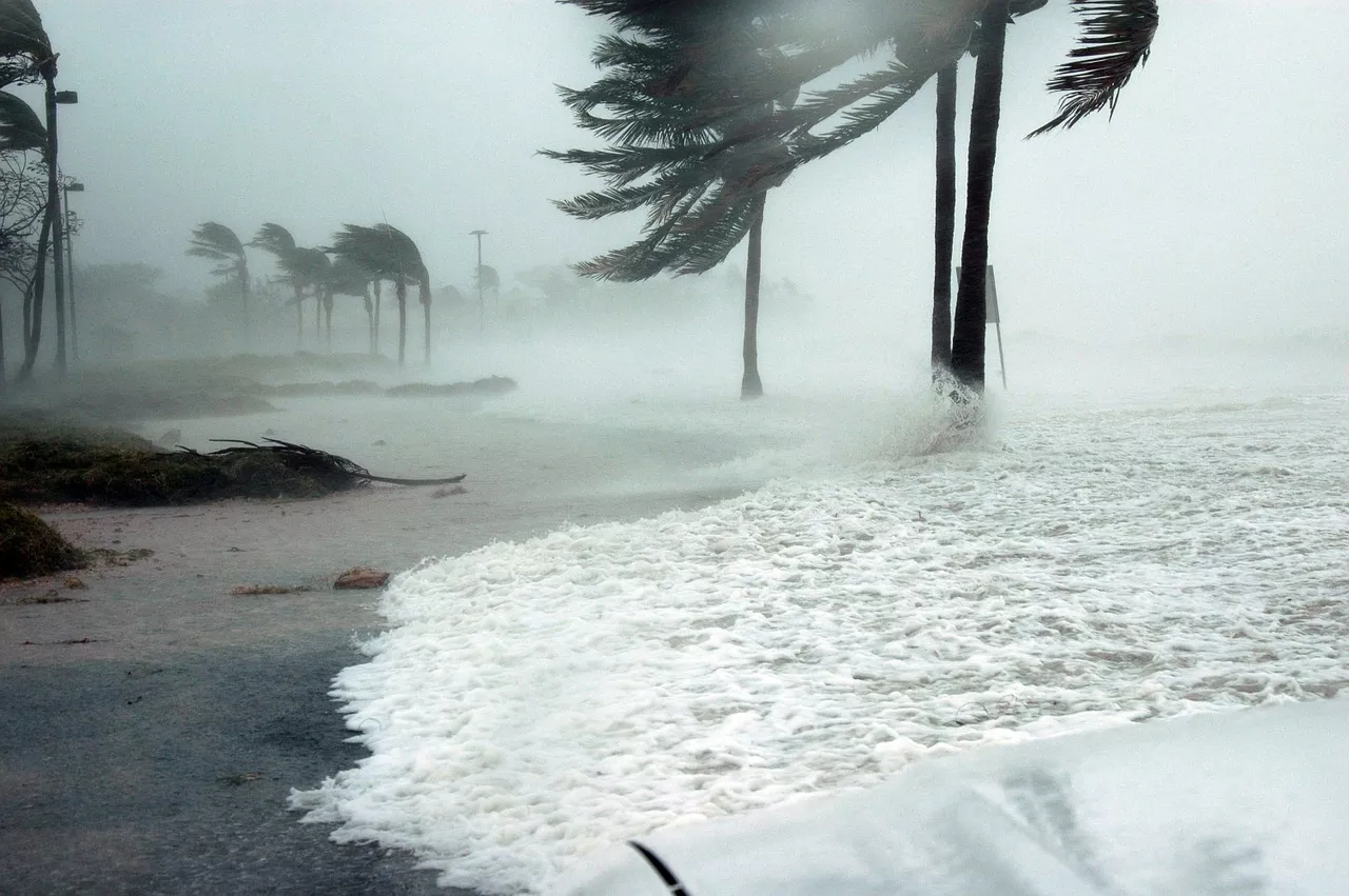 На США идут сразу два урагана: в некоторых районах идет эвакуация