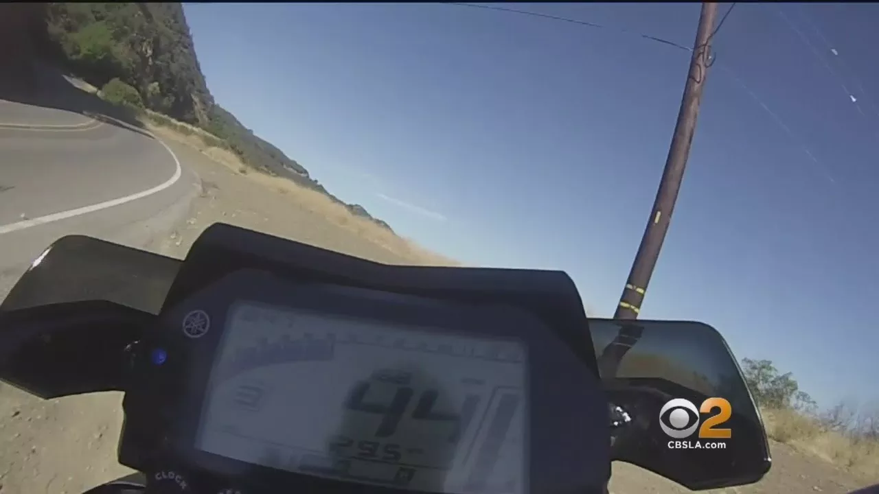 Мотоциклист в США упал с горы на скорости 60 км/ч и выжил