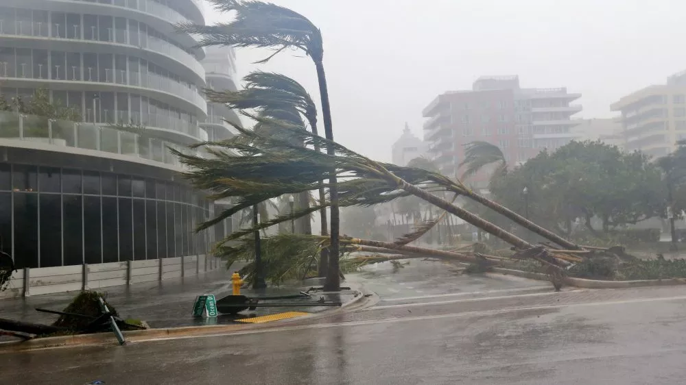 На США из Атлантики движутся 4 мощных урагана