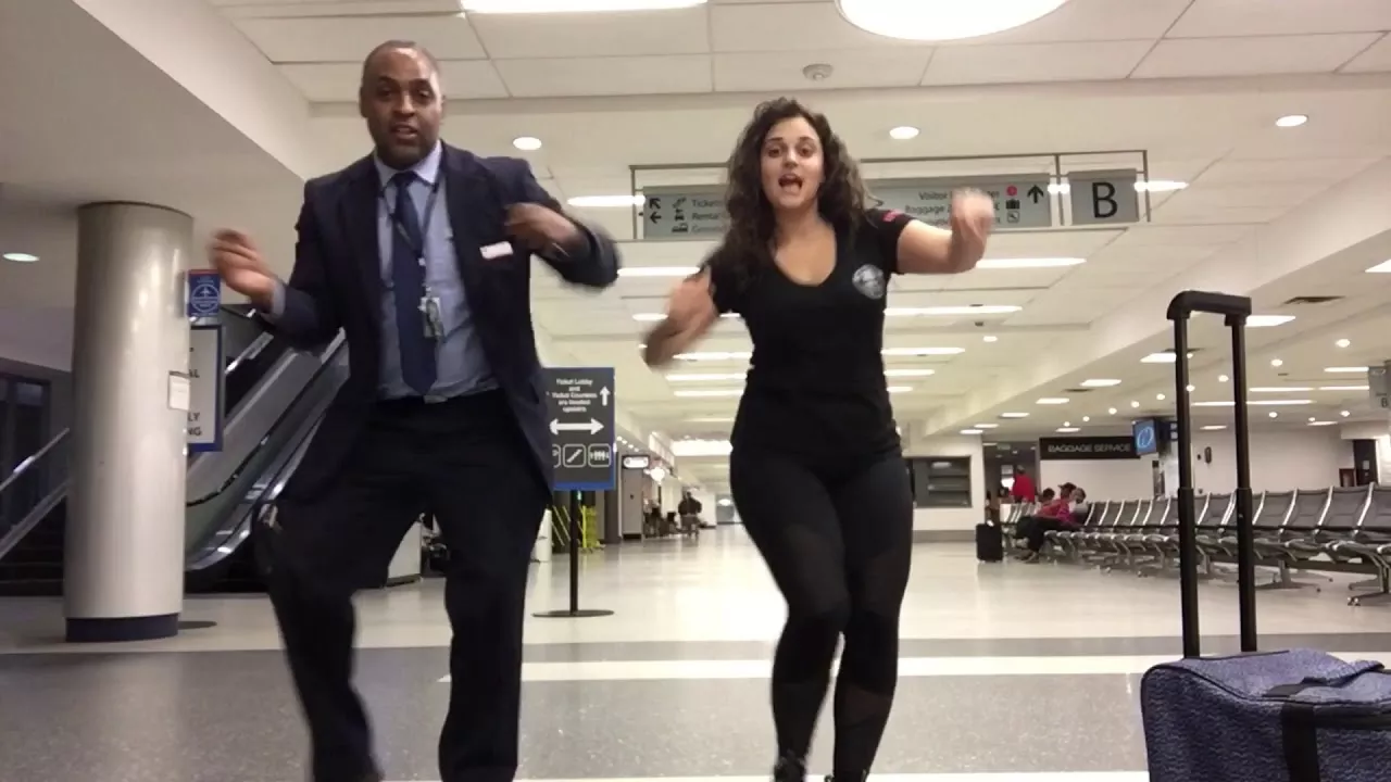 Американка пропустила рейс и записала клип в аэропорту