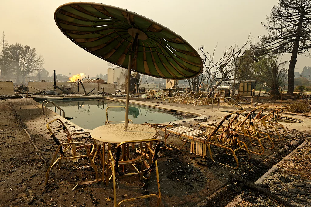 Пожары в Калифорнии уничтожили целые районы города Санта-Роза (фото и видео)