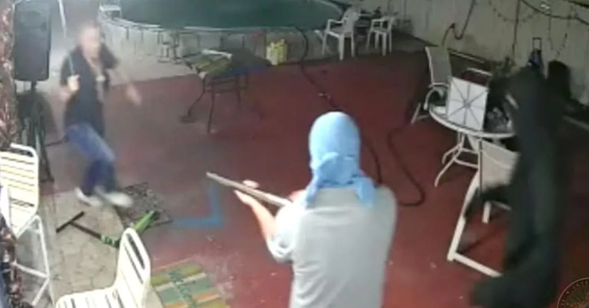 Мужчина с мачете защитил свой дом от вооруженных грабителей (видео)