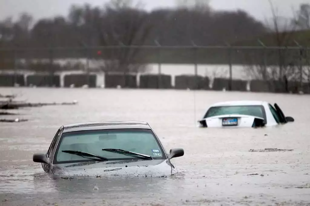 Как выбраться из автомобиля, если началось наводнение?