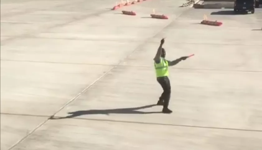 Танцующий на взлетной полосе сигнальщик аэропорта покорил интернет