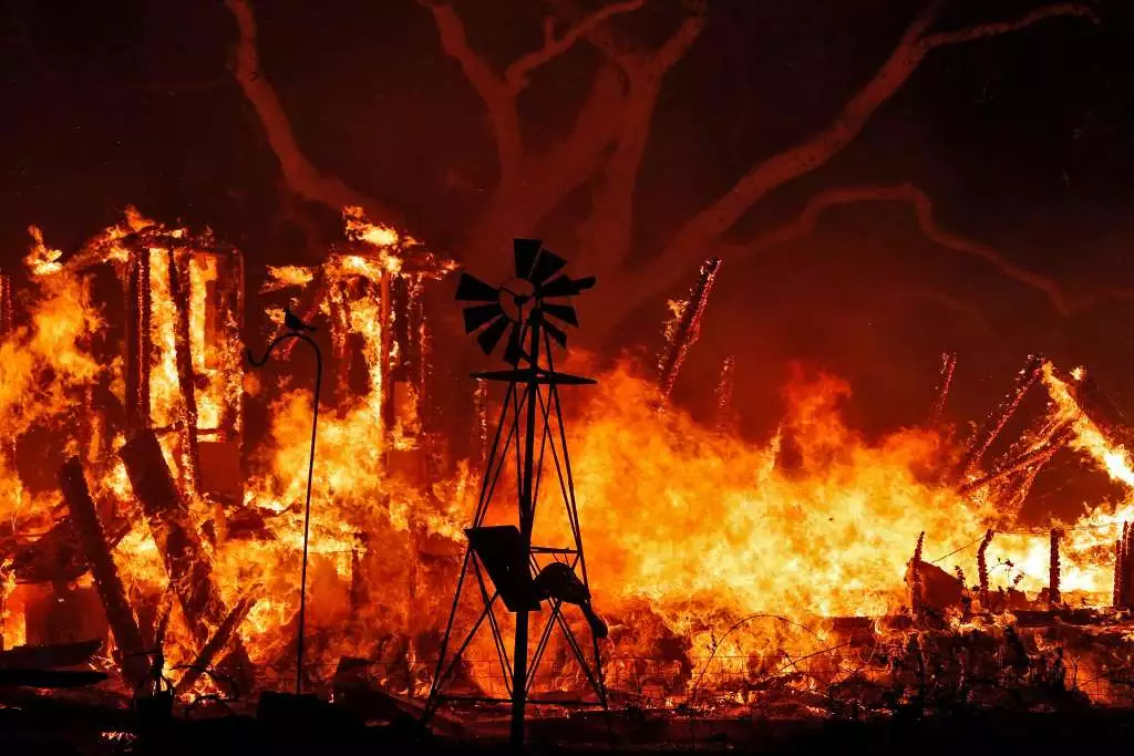 Пожары в Калифорнии: разрушены десятки домов, людей эвакуируют (фото)