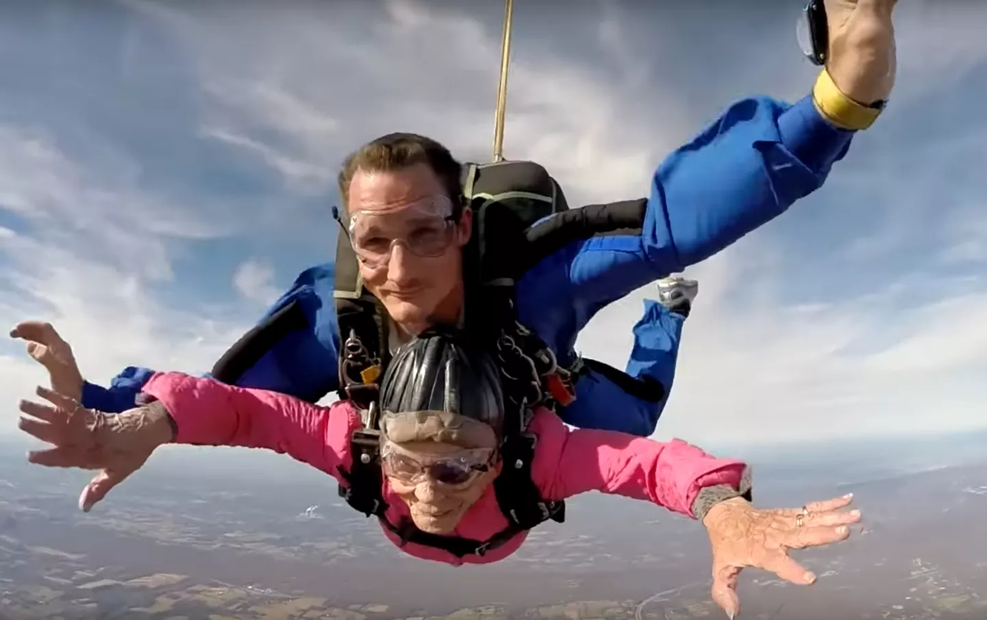 94-летняя жительница Пенсильвания отпраздновала день рождения прыжком с парашютом