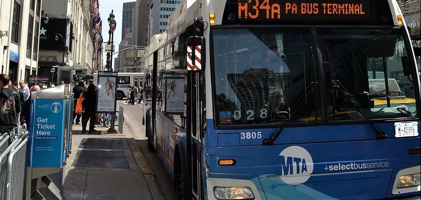 Почему в автобусах Нью-Йорка открываются только передние двери