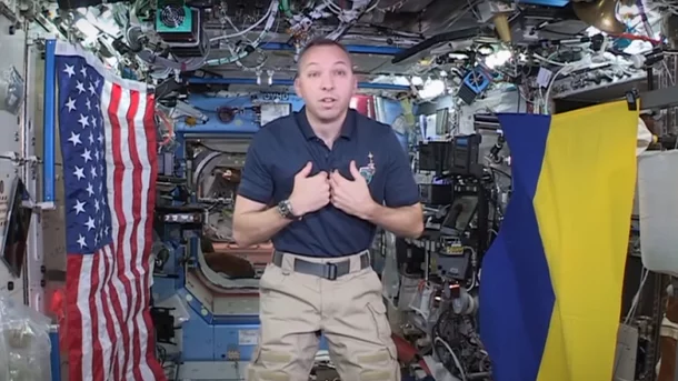 Американский астронавт взял с собой в космос флаг Украины