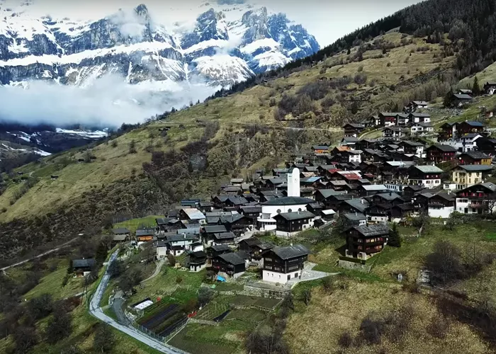 За переезд в эту швейцарскую деревню предлагают $70 тысяч. Как же там устроена жизнь?