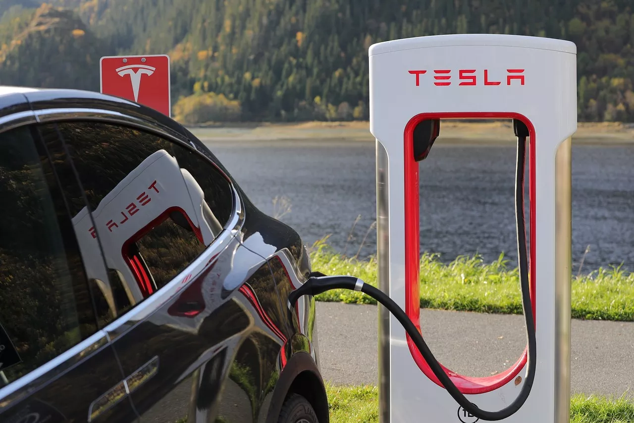 Зарядная сеть Tesla в США станет доступной и для других электромобилей