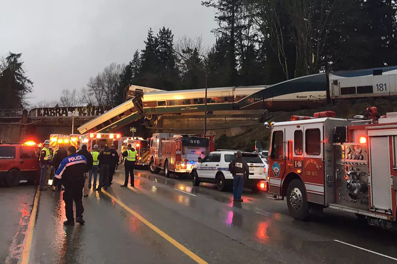 Пассажирский поезд в Вашингтоне на полном ходу упал с моста на шоссе