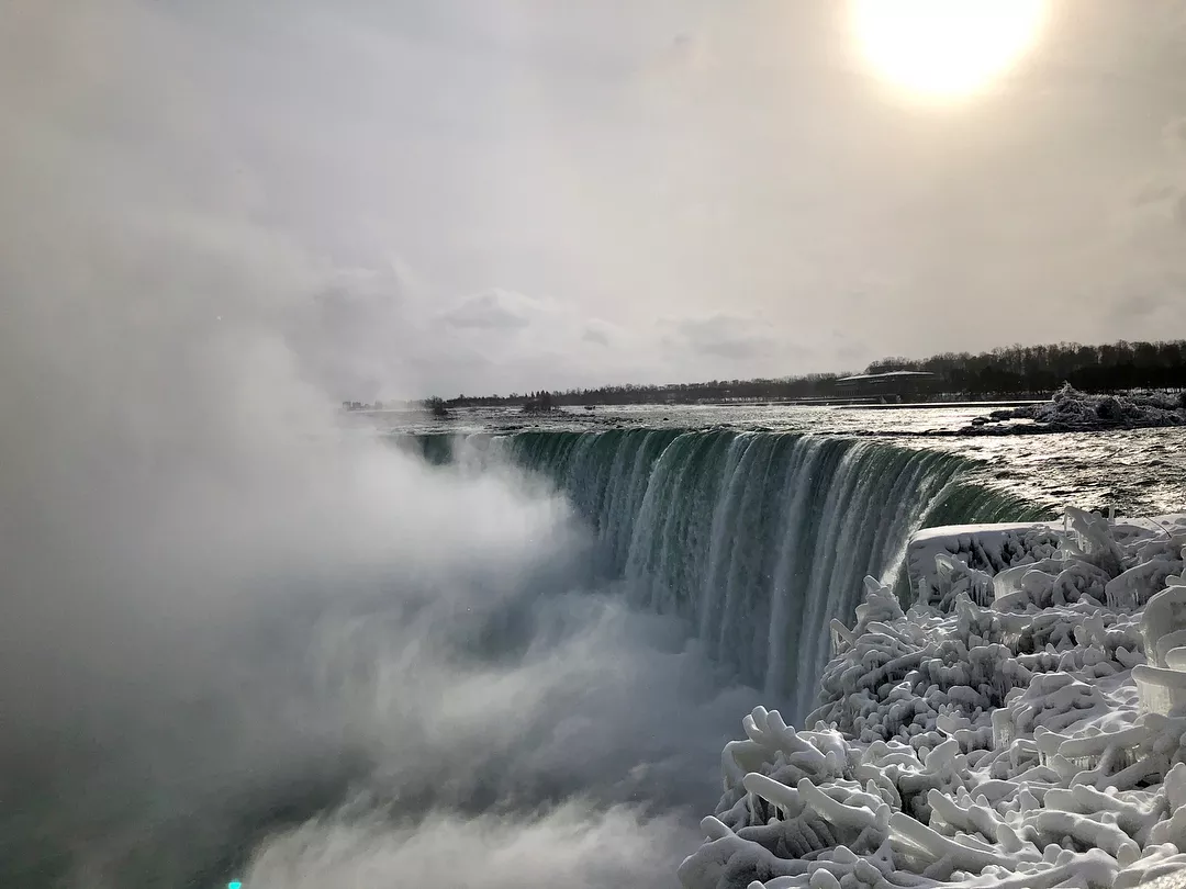 Из-за сильных холодов замерз Ниагарский водопад (фото)