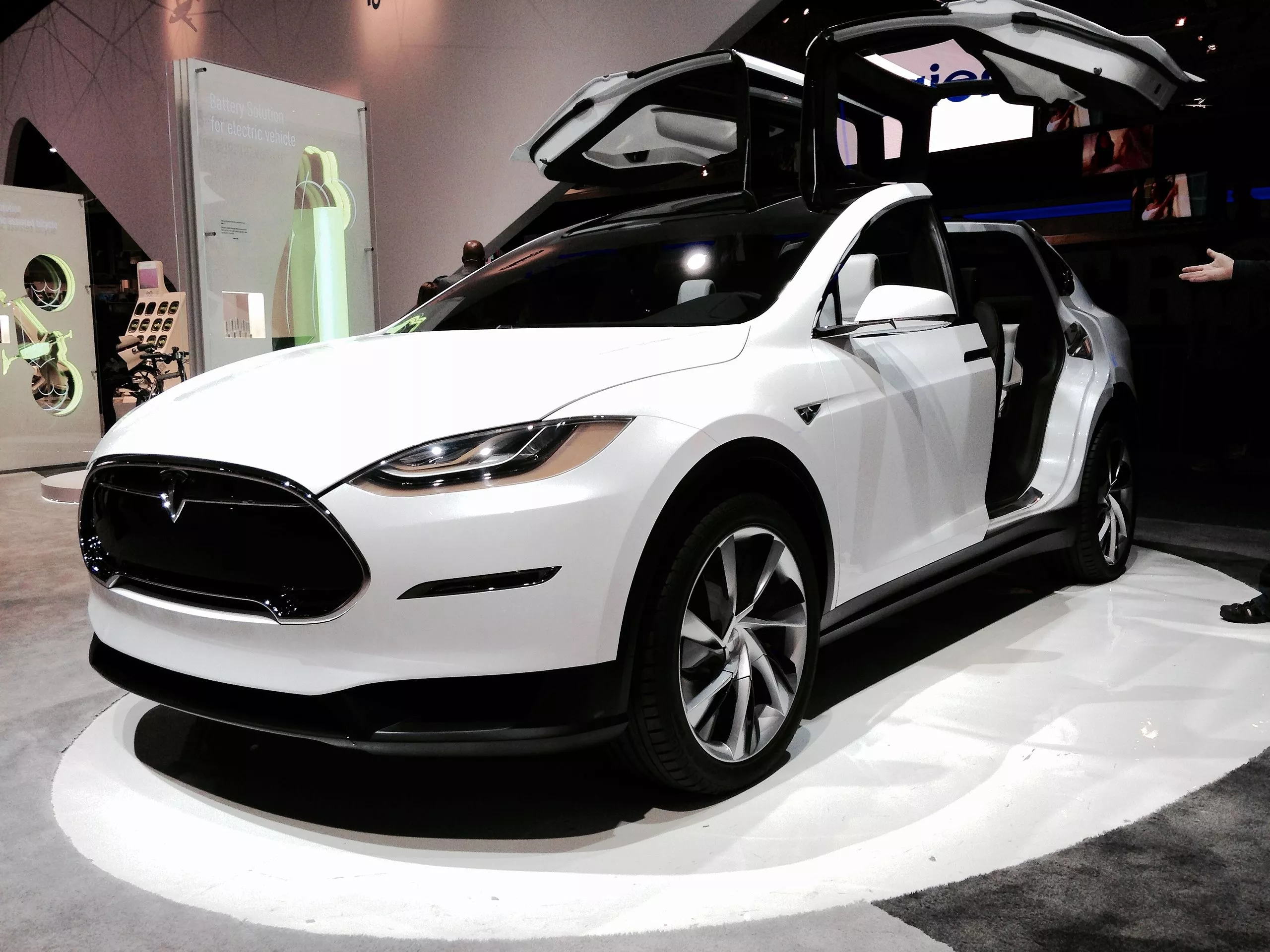 Tesla отзывает 362 000 электромобилей в США