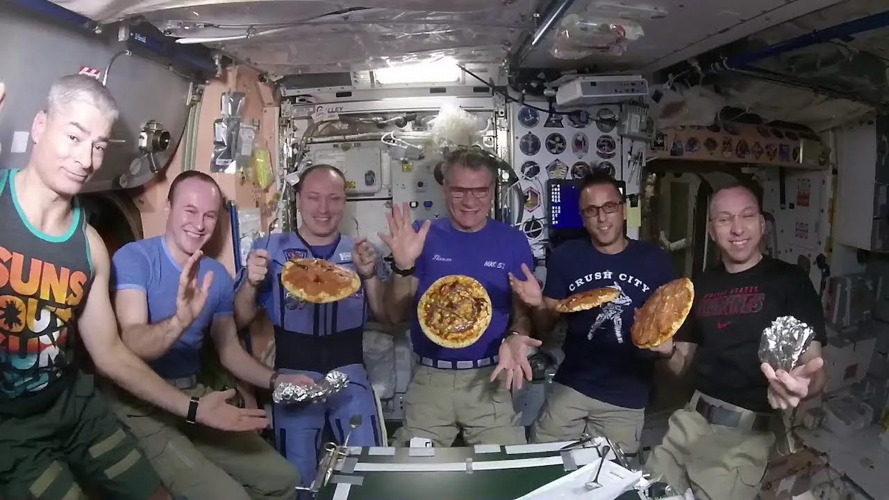 Космонавты на МКС приготовили пиццу