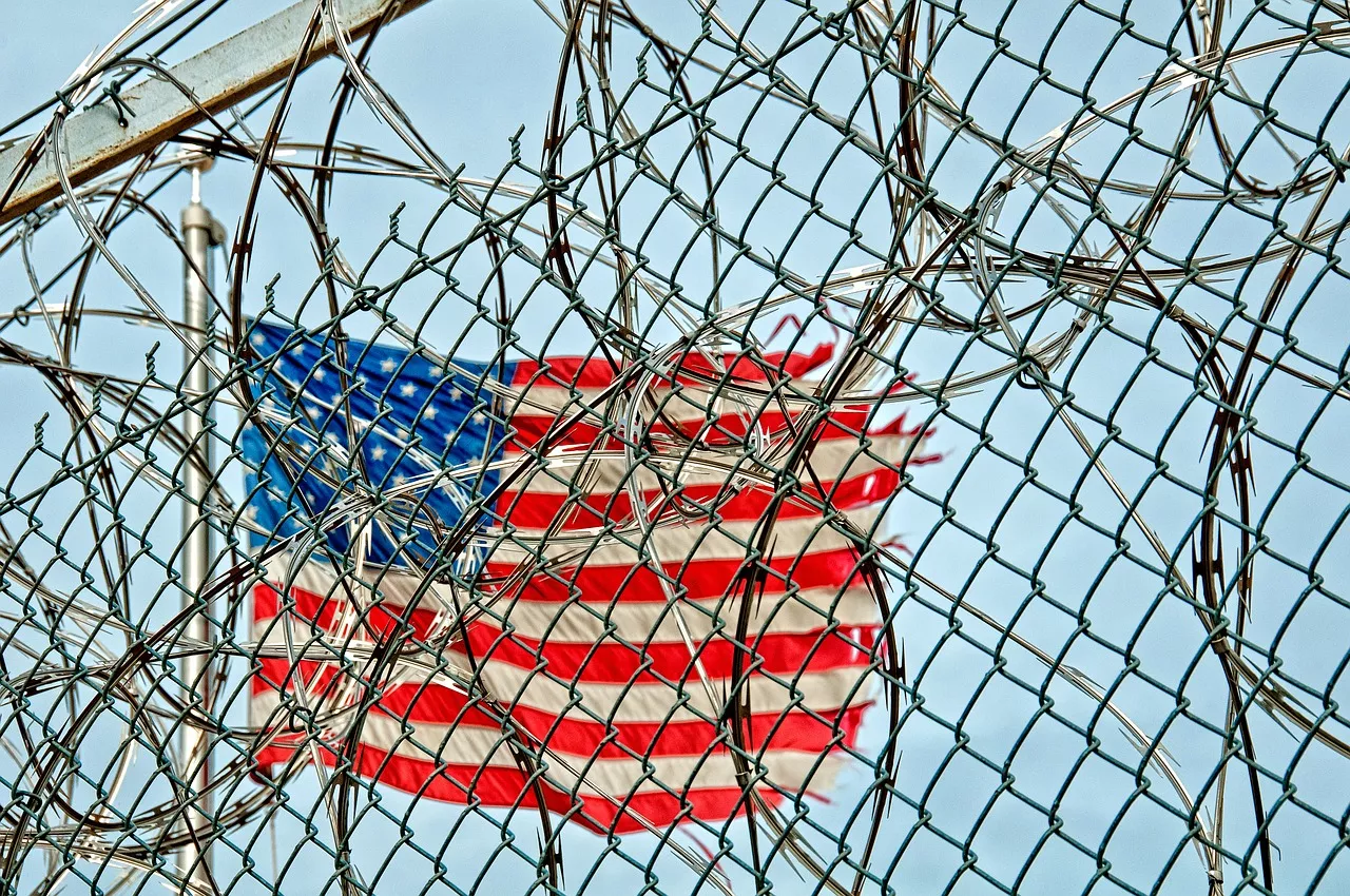 Иммиграционная и таможенная полиция США нарушает права задерживаемых: доклад