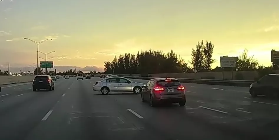Без каскадеров: во Флориде автомобиль развернулся на 180 градусов на оживленной трассе