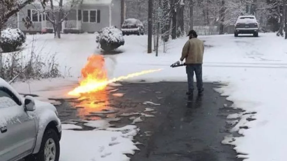 Американец  огнемётом чистит снег перед домом (видео)