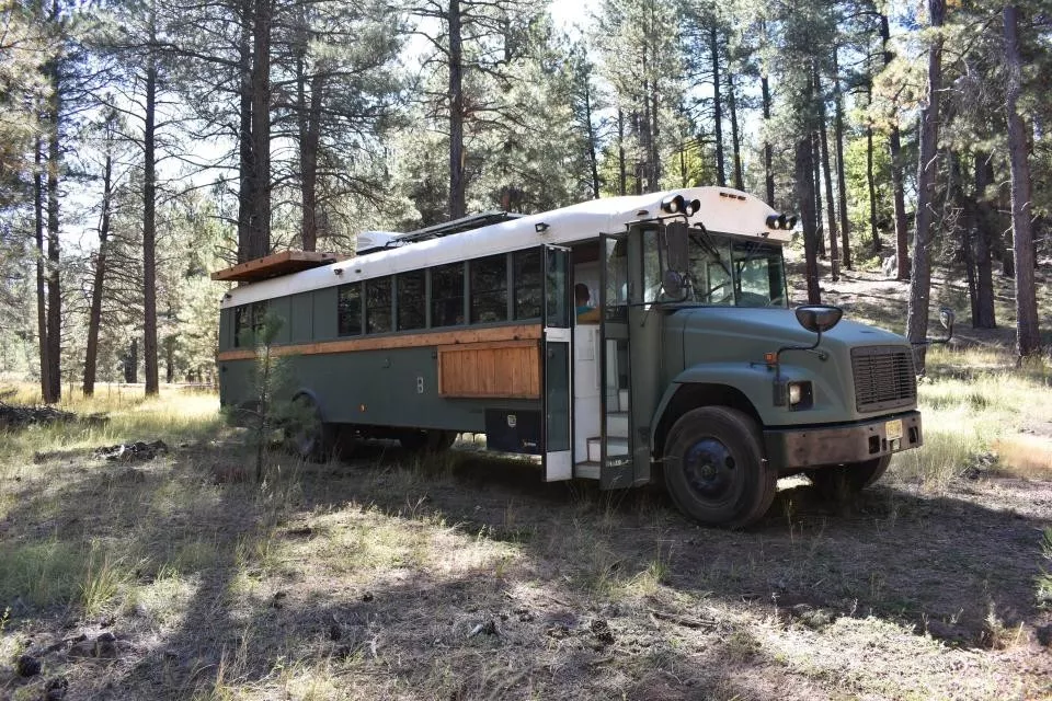 Студент превратил школьный автобус в дом на колесах и путешествует по Америке