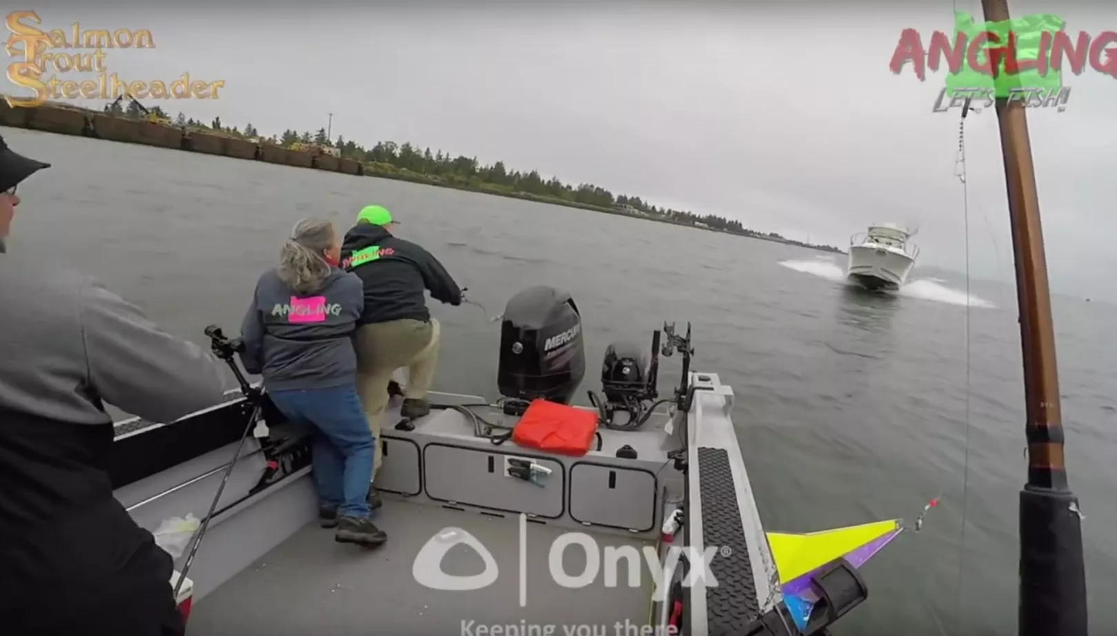 В США рыбаки выпрыгнули из лодки за мгновение до столкновения с лодкой (видео)