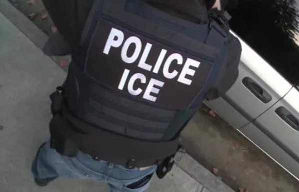 Офицеры ICE арестовали 2 отцов, которые везли детей в школу в Нью-Джерси
