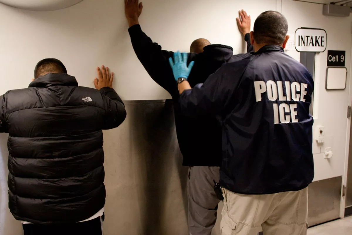 Иммиграционная служба дает наводки для ареста нелегалов прямо на интервью