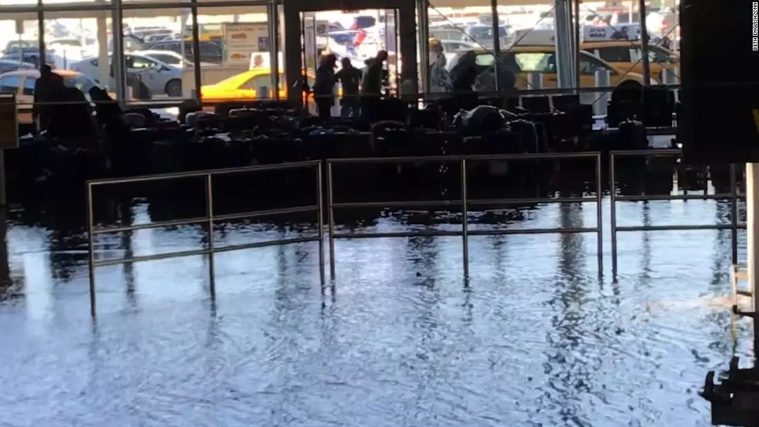 Аэропорт в Нью-Йорке, где задерживают рейсы, теперь еще и затопило (фото, видео)