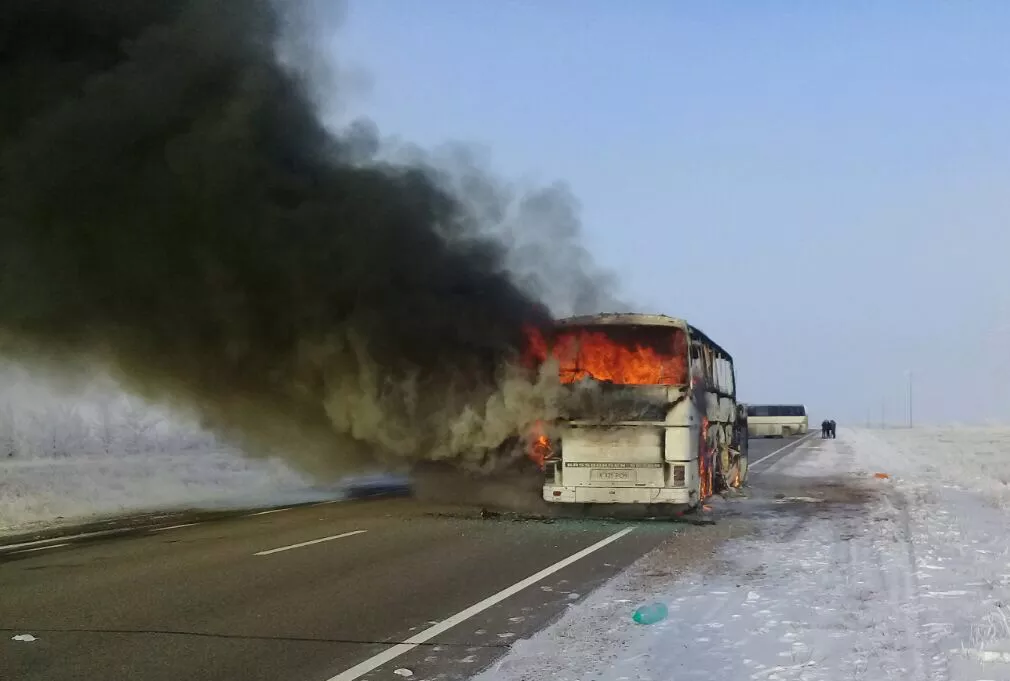 В Казахстане сгорел автобус. Погибло 52 человека (видео)