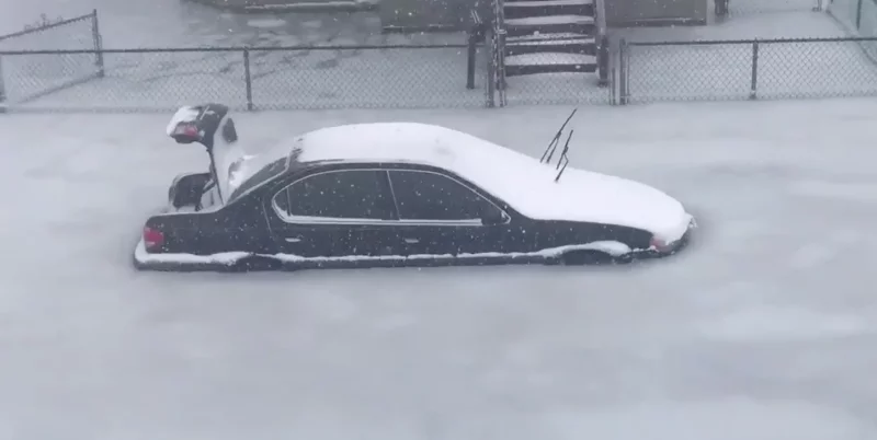 В Бостоне к циклону добавилось рекордное наводнение. Машины вмерзают в лед (фото, видео)