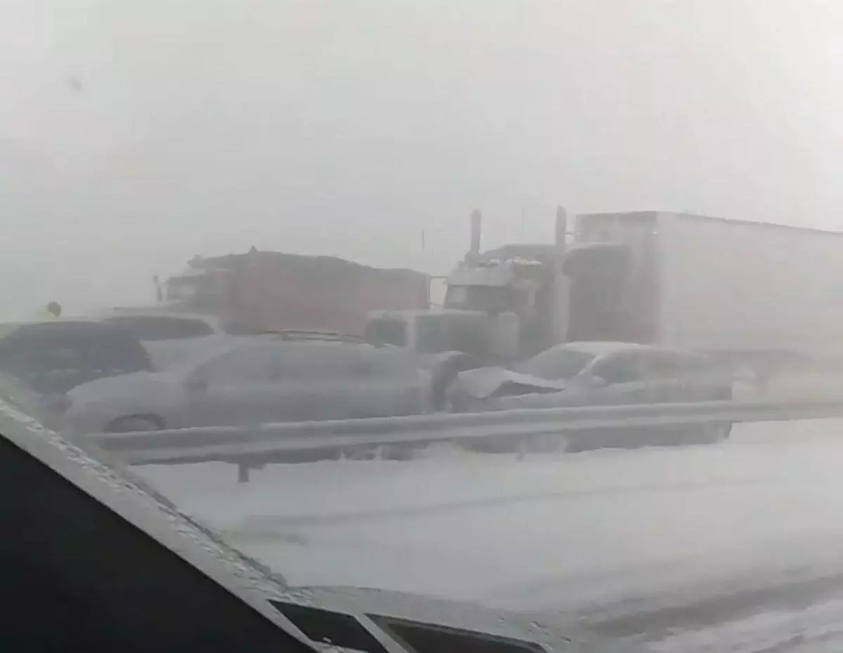 Массовая авария возле Баффало: из-за снегопада столкнулось более 30 автомобилей (видео)