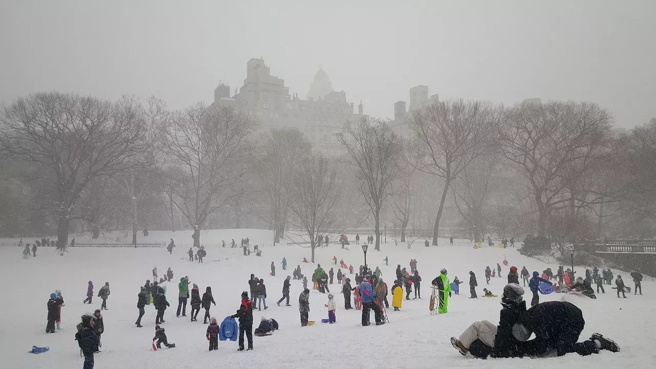 По Нью-Йорку уже в четверг может ударить массивный снежный шторм