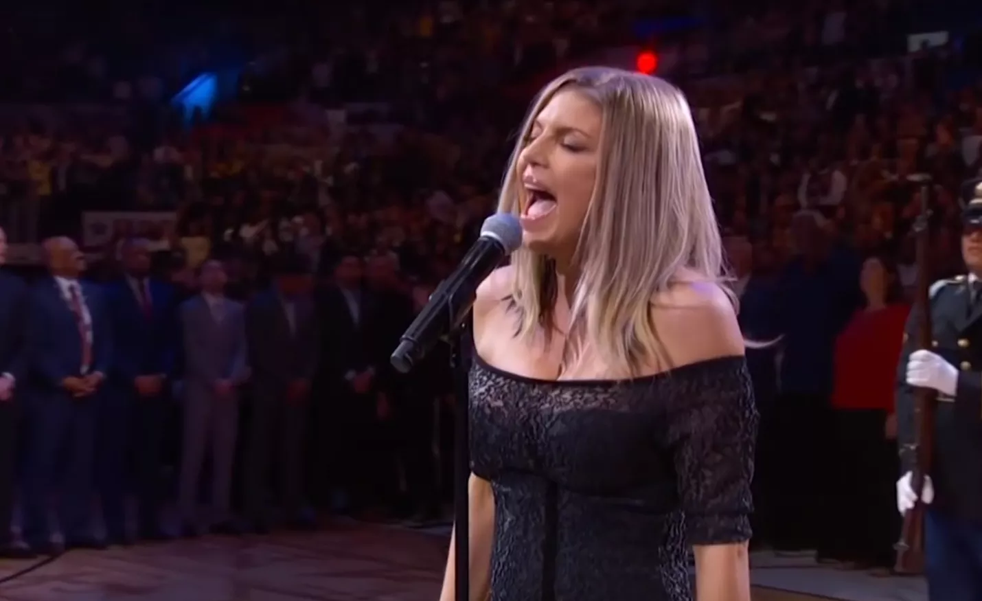Известная певица спела гимн так, что разъярила Америку (видео)