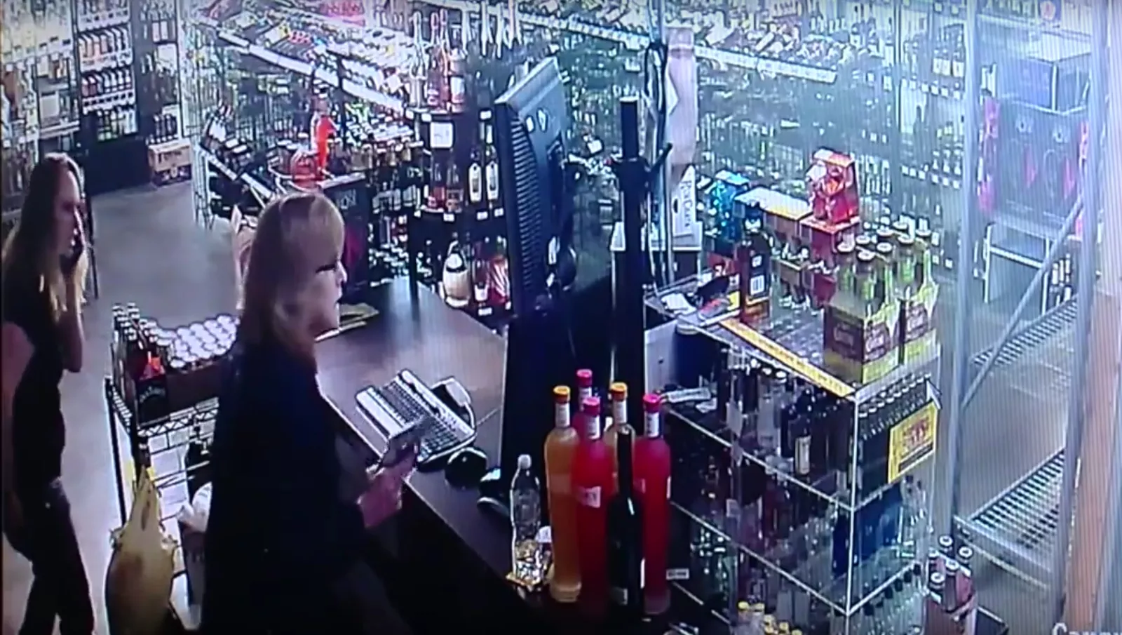 В США мать и дочь дали отпор вооруженному грабителю в магазине (видео)