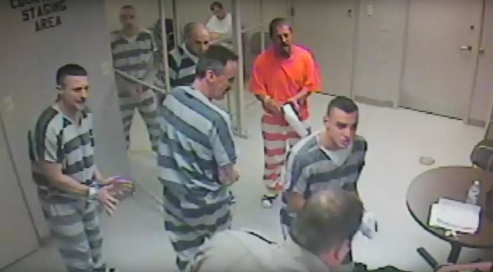 Заключенные в Техасе вырвались из камеры и спасли умирающего охранника (видео)