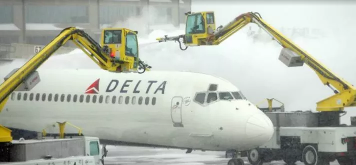 Пассажиры Delta 12 часов просидели в самолете, который так и не взлетел