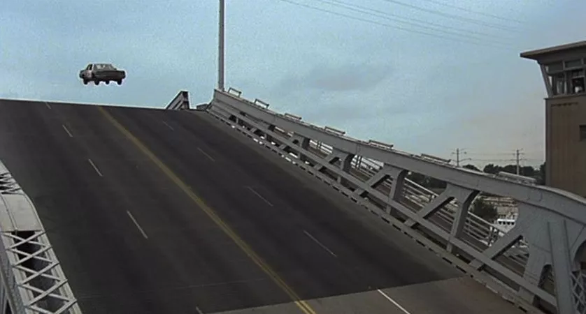 Семье в Нью-Джерси пришлось на машине перескочить открывающийся разводной мост
