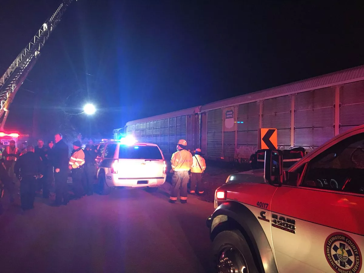 Поезд из Нью-Йорка столкнулся с товарняком. 2 человека погибло и много раненных