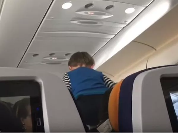 Ребенок 8-часов сводил с ума пассажиров рейса из Германии в Нью-Джерси (видео)