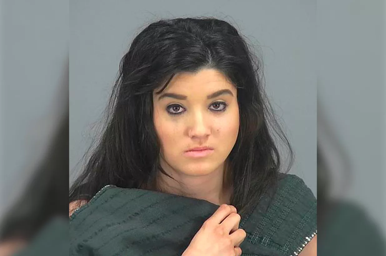 20-летнюю маму арестовали, найдя 2 бездыханных детей в ее автомобиле