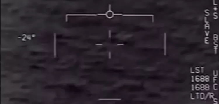 Кадры таинственного объекта над океаном ошеломили американских военных (видео)