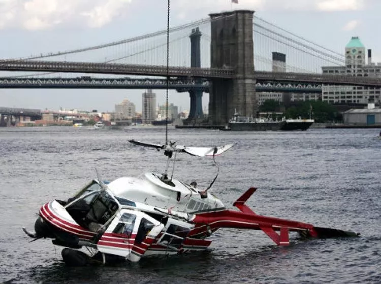 Пилот упавшего в Нью-Йорке вертолета рассказал свою версию событий и ему не верят