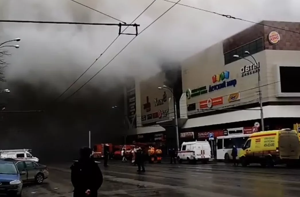 При пожаре в российском торговом центре погибло 37 человек (видео)