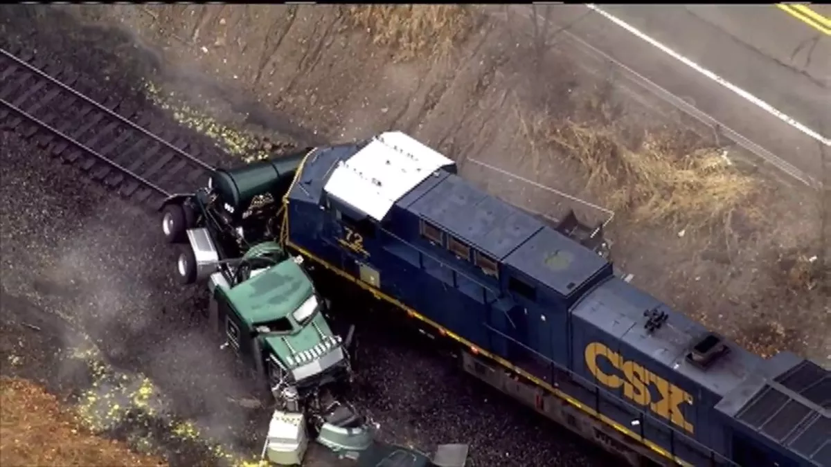 В Пенсильвании поезд врезался в грузовик с соляной кислотой. Пришлось эвакуировать людей