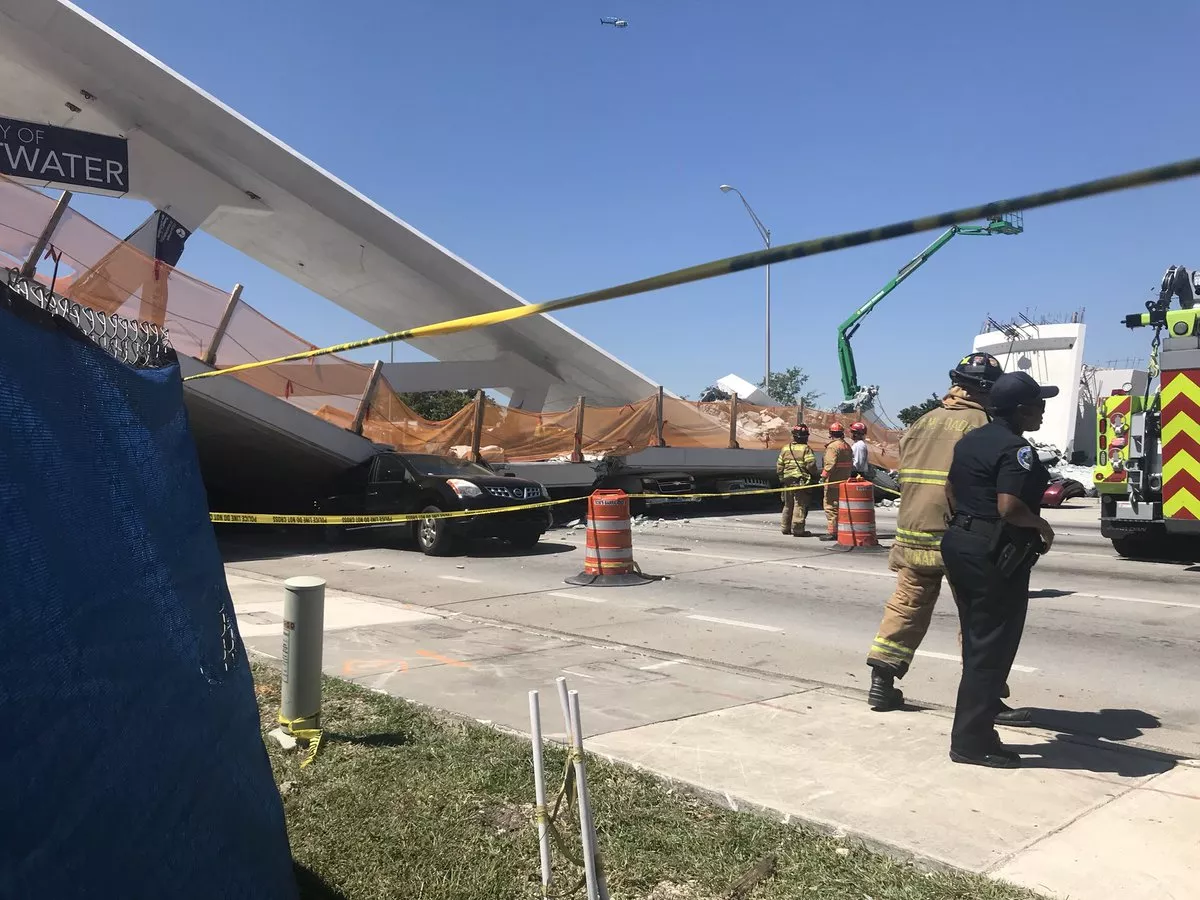 Появилось видео обрушения моста во Флориде. Уже 6 погибших