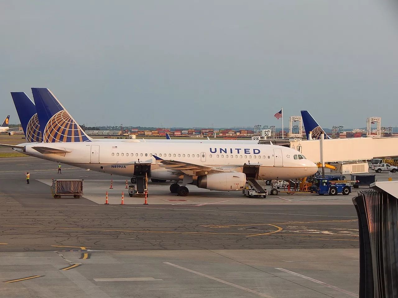 Вакцинированные пассажиры United Airlines смогут год летать бесплатно