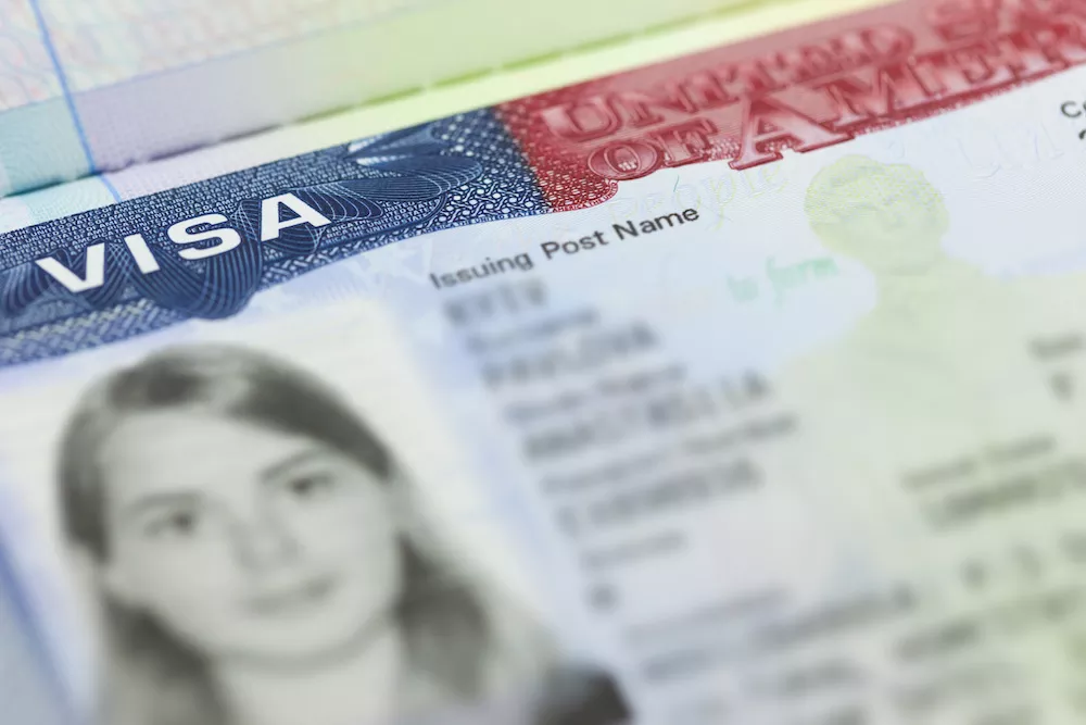Из каких стран остается больше всего мигрантов в США по просроченным визам